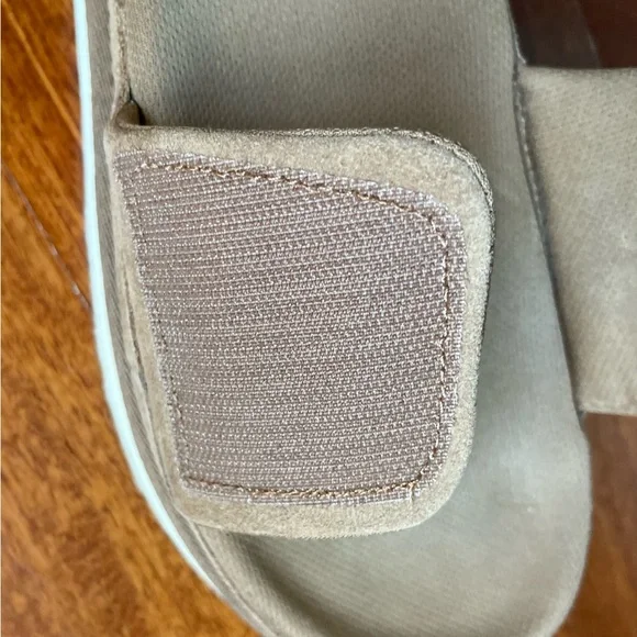 NEW UGG Slides Slippers Women’s LATON Tan / RedSuede slide Shoes Size 7 NWOT